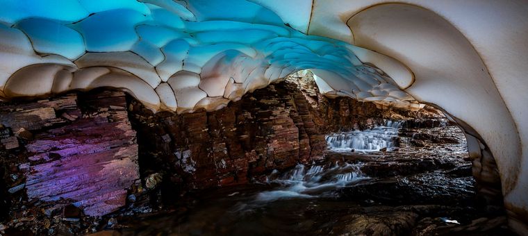 Los impactantes túneles de hielo en la Patagonia.