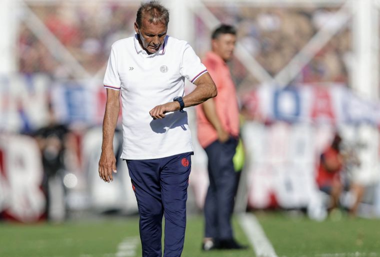 Miguel Russo no ve la hora de que llegue el clásico: el DT repetiría el 11 de San Lorenzo por cuarto partido consecutivo en el Ducó. Foto: Fotobaires