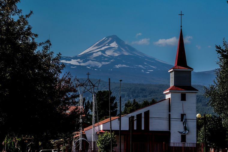 El pueblo de Melipeuco se encuentra rodeado de araucarias y paisajes volcánicos en la Región de La Araucanía.