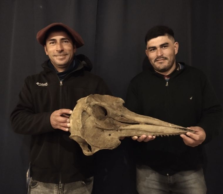 Los pescadores muestran el hallazgo que cambia la forma de entender el origen de la zona del río Paraná. Foto: Facebook Museo San Pedro