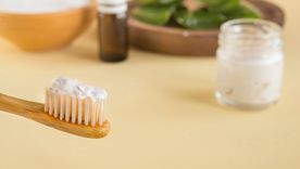 La pasta dental y el bicarbonato forman una preparación abrasiva utilizada para la limpieza doméstica.