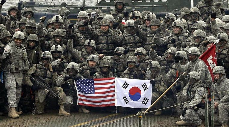 Soldados de ambos países, posando para las fotos. Foto: Ap.