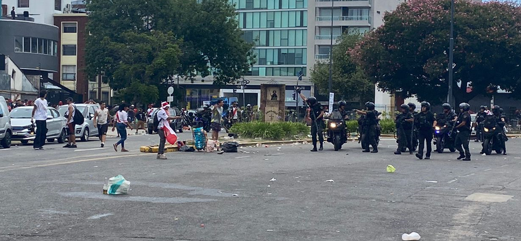 La policía y los hinchas se enfrentaron en las inmediaciones del Monumental Foto: X