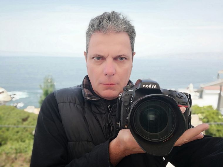 El reconocido fotógrafo perdió el control de su moto y sufrió un grave accidente. Foto: Facebook Gustavo Parra