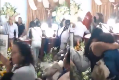 El hombre había fallecido, pero sus familiares sintieron que se movía dentro del ataúd Foto: X