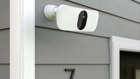 Las contraseñas débiles o el software desactualizado de las cámaras de seguridad pueden dejarlas vulnerables a los piratas informáticos. Foto: Arlo