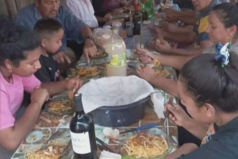 Loan Peña sentado a la mesa junto a su padre en el almuerzo que desencadenó el caso.