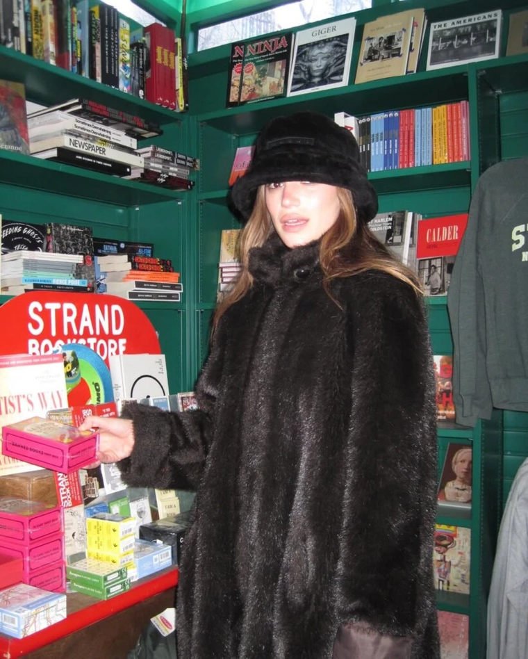 Stefi Roitman y el manual chic para enfrentar el frío neoyorquino. Stefi Roitman y el manual chic para enfrentar el frío neoyorquino.