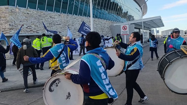 El Gobierno presentó una denuncia penal contra el gremio de controladores aéreos tras la medida de fuerza que comenzó el miércoles y se extenderá a este jueves.