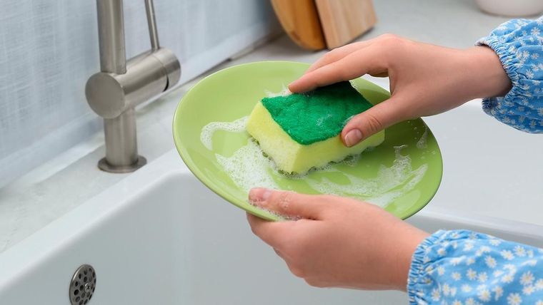 Además de estos trucos, se recomienda alternar entre esponjas y otros utensilios de limpieza. Foto: Archivo