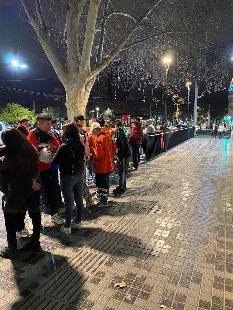Jóvenes hacen fila en la Arístides Villanueva por la movida del worldcoin. Foto: Gerónimo Sosa/MDZ