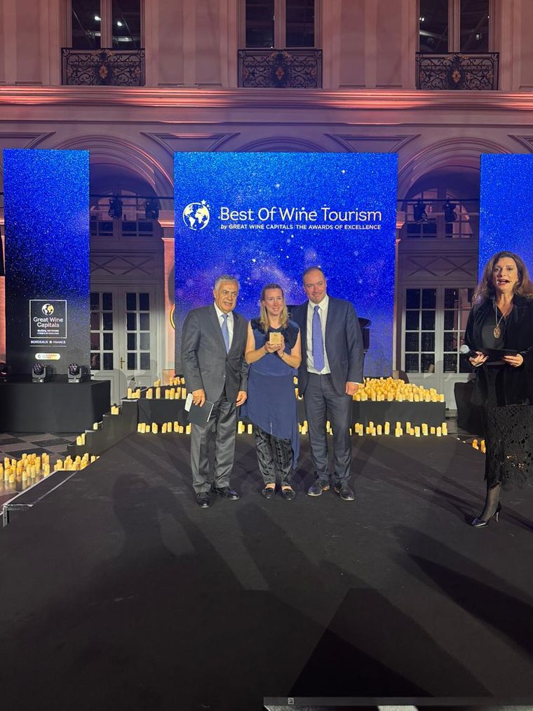 Alfredo Cornejo junto a Noelia Rinaudo y Mauricio Palacios de Doña Paula. Alfredo Cornejo junto a Noelia Rinaudo y Mauricio Palacios de Doña Paula.