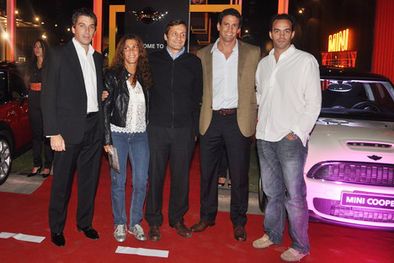 MDZol | La diseñadora Dalila Tahan junto a los anfitriones de la noche: Jorge Pesce, Armando Genco, Pablo Lambert y Pablo Doctorovich, de BMW Argentina. Foto: Gerardo Gómez/MDZ