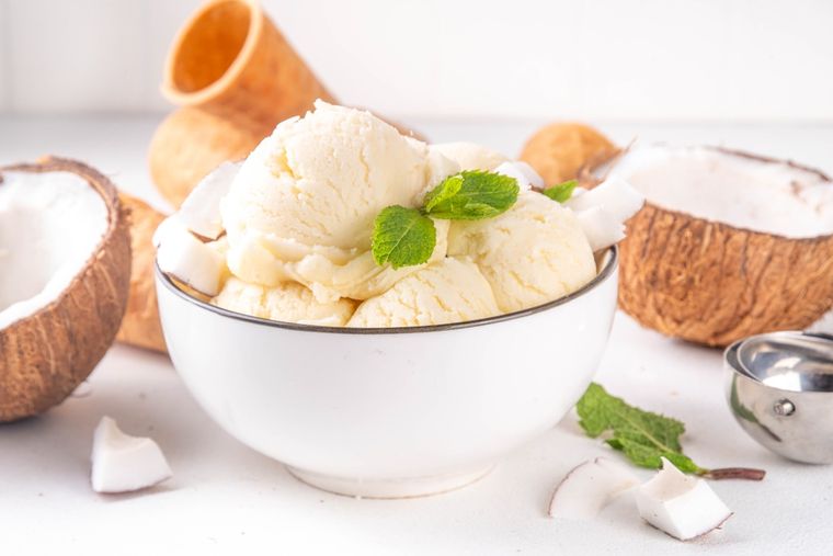 La receta de helado de coco es ideal para quienes siguen una dieta vegana o sin lácteos, usando leche de coco. La receta de helado de coco es ideal para quienes siguen una dieta vegana o sin lácteos, usando leche de coco.