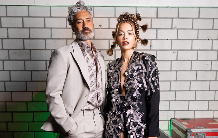 Rita Ora junto a Taika Waititi conforman una de las parejas del momento.