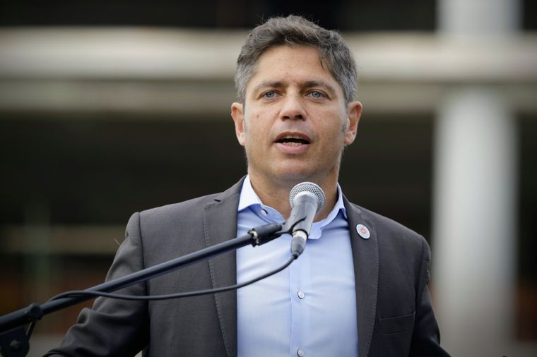 El gobernador de la provincia de Buenos Aires, Axel Kicillof, lamentó la partida del papa Francisco y apuntó contra el presidente Javier Milei por la parálisis de la obra pública a nivel nacional. Foto: X (@Kicillofok)