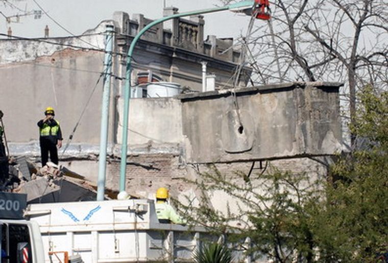 Los bomberos siguen removiendo escombros. Foto: NA