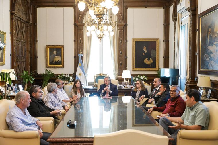 Alberto Fernández recibió a dirigentes de la CGT y los Movimientos Sociales Foto: Télam