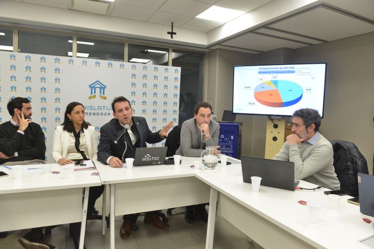 Con respaldo legislativo, la provincia busca invertir USD 160 millones en salud y educación