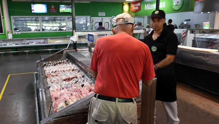 Los precios de la carne bajaron y la gente vuelve lentamente a consumir Foto: ALF PONCE MERCADO / MDZ