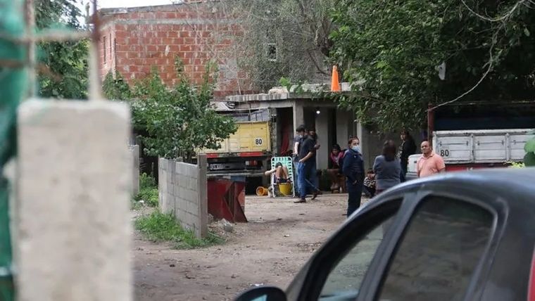 El joven estaba en el techo de la vivienda con unos amigos cuando recibió un impacto de bala