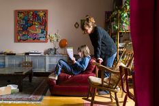 en espana, ninas y ninos podran salir una hora al dia y con juguetes