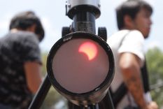 Se recomiendo evitar ver directamente al eclipse solar para no sufrir un daño ocular Foto: DPA Se recomiendo evitar ver directamente al eclipse solar para no sufrir un daño ocular Foto: DPA