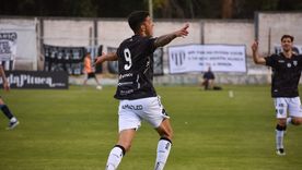 Brian Nicolás Ferreyra celebra con todo el golazo del 1-0 de Gimnasia.