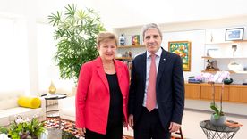 Luis Caputo junto a la titular del FMI, Kristalina Georgieva, la mandamás del organismo que apoya las reformas que impulsa el Gobierno pero quiere ver cómo se consolidan los cambios y se acumulan reservas en el Banco Central. Luis Caputo junto a la titular del FMI, Kristalina Georgieva, la mandamás del organismo que apoya las reformas que impulsa el Gobierno pero quiere ver cómo se consolidan los cambios y se acumulan reservas en el Banco Central.