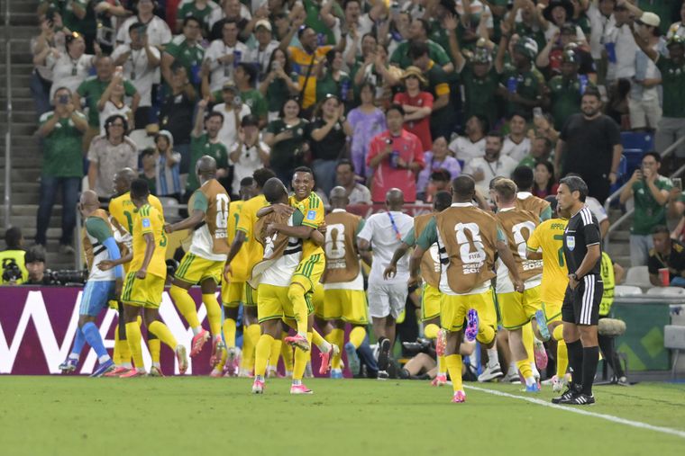 Los jugadores de Sudáfrica, enloquecidos tras el triunfazo ante Corea: 1-0 y a 16avos del Mundial.