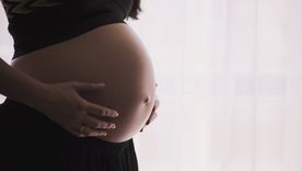 Si la mamá recibe la vacunación contra el virus sincicial le pasa los anticuerpos al bebé a través de la placenta. Foto: Gentileza
