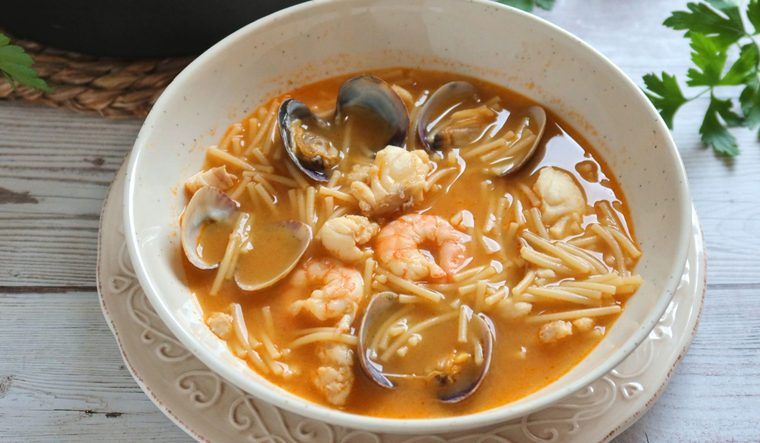 La receta de sopa de mariscos tiene ra&iacute;ces muy antiguas, ya que pescadores de distintas costas preparaban versiones parecidas mezclando los mariscos que obten&iacute;an del d&iacute;a, creando un plato nutritivo y lleno de sabor.