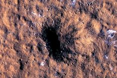 Bloques de hielo esparcidos por el impacto de un meteorito el 24 de diciembre de 2021. El cráter tiene un diámetro de 150 metros Foto: NASA/JPL-CALTECH/UNIVERSITY OF ARIZONA