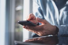 Activar el pack de roaming en tu celular en el exterior.