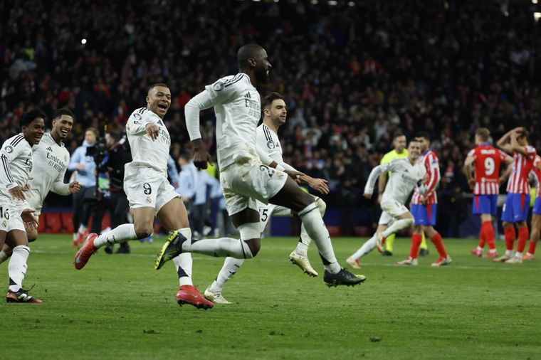 Antonio Rudiger convirtió con suspenso el penal decisivo y los jugadores del Real Madrid celebran su pase a cuartos tras derrotar en los penales al Atlético Madrid. Foto: EFE