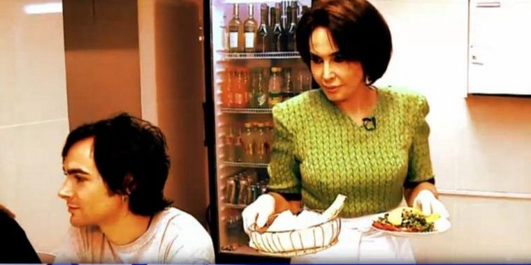 La ex funcionaria dijo que tiene que trabajar para sobrevivir.