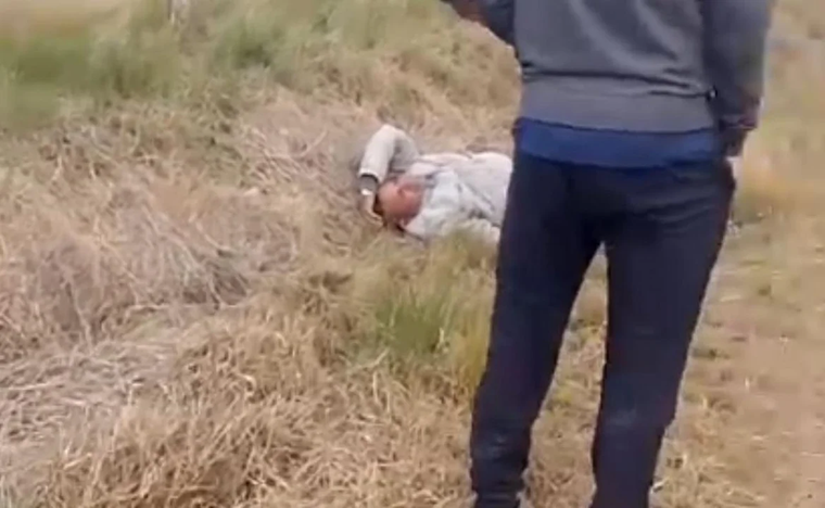 El hombre fue reducido por los vecinos. Foto: Captura de pantalla