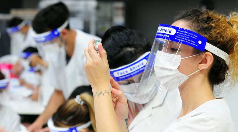 Se vienen semanas clave para la vacunación. Foto: ALF PONCE MERCADO / MDZ