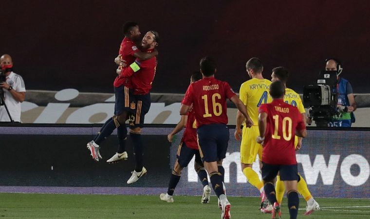 Ansu Fati y Sergio Ramos se funden en un enorme abrazo tras convertir uno de los tantos españoles. Foto: @InvictosSomos