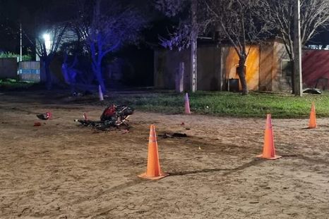 Durante su huida, el vehículo embistió a una moto de 110 cc que manejaba a una chica, la cual tras ser atropellada, falleció en un hospital horas después. Foto: Policía de Córdoba