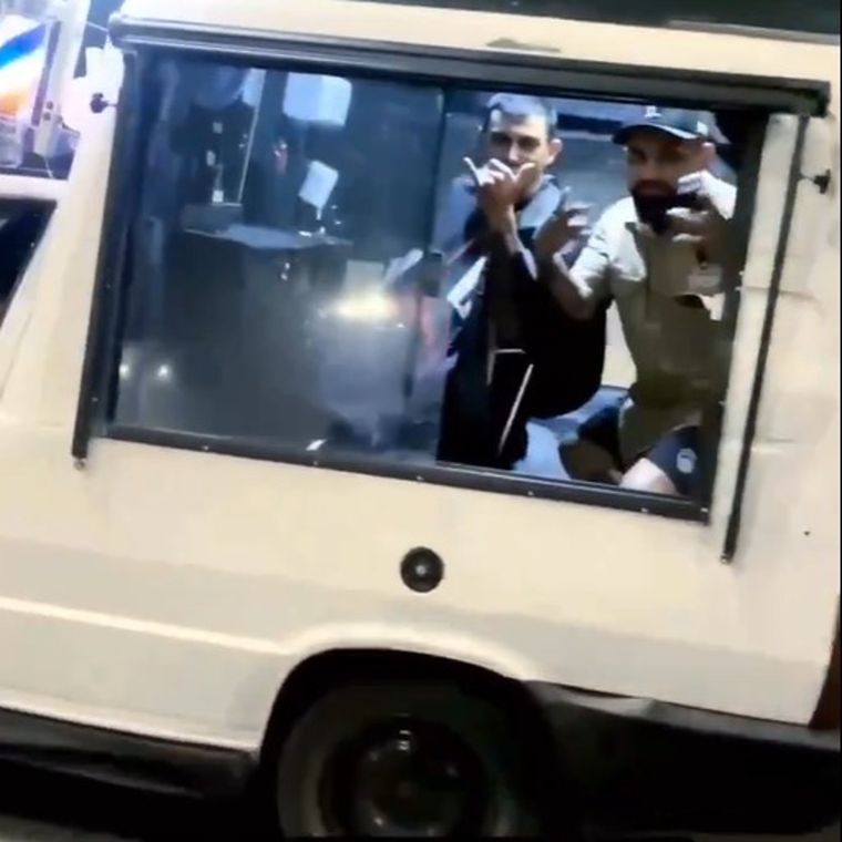 La peluquería móvil fue capturada en un video Foto: Captura de video