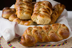 Receta de brioche trenzado con crema y pistachos.
