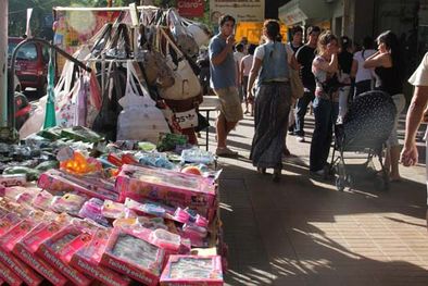 MDZol | Puestos en las veredas céntricas Foto: Maggie Ojcius/Mediamza.com