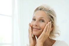 El problema principal de la piel del rostro de una mujer de 50 años es que el metabolismo se ralentiza más. Foto: The Telegraph