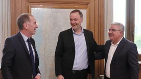 Raúl Jalil, junto a Diego Santilli y Manuel Adorni