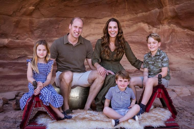 El príncipe William y su esposa Kate y sus hijos dan la imagen de familia perfecta.