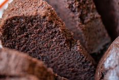 Este budín de chocolate y manzana resulta super esponjoso y fácil de hacer. Foto: Unsplash