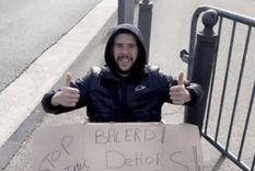 El hincha llevó un cartel para pedir la salida del argentino. El hincha llevó un cartel para pedir la salida del argentino.