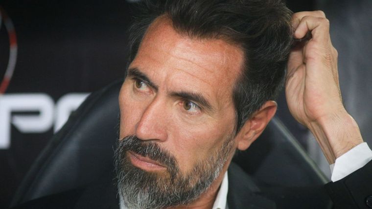 Domínguez se agarra la cabeza porque Independiente perdió un titular para el clásico ante Racing.