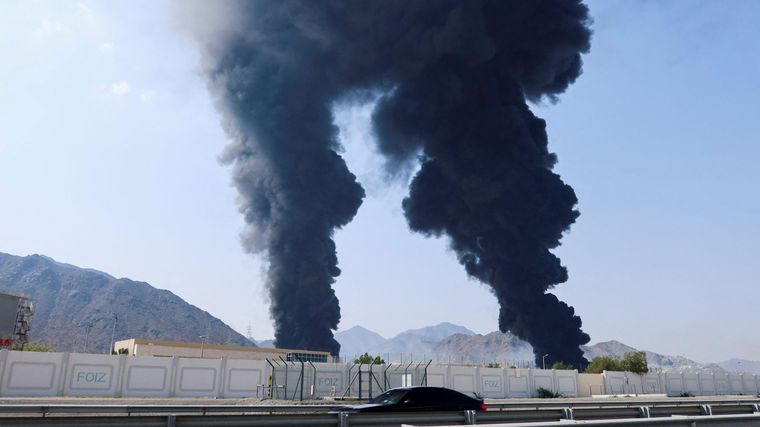 Humo elevándose desde la zona industrial petrolera de Fujairah el 14 de marzo, tras la interceptación de un dron iraní sobre el puerto.